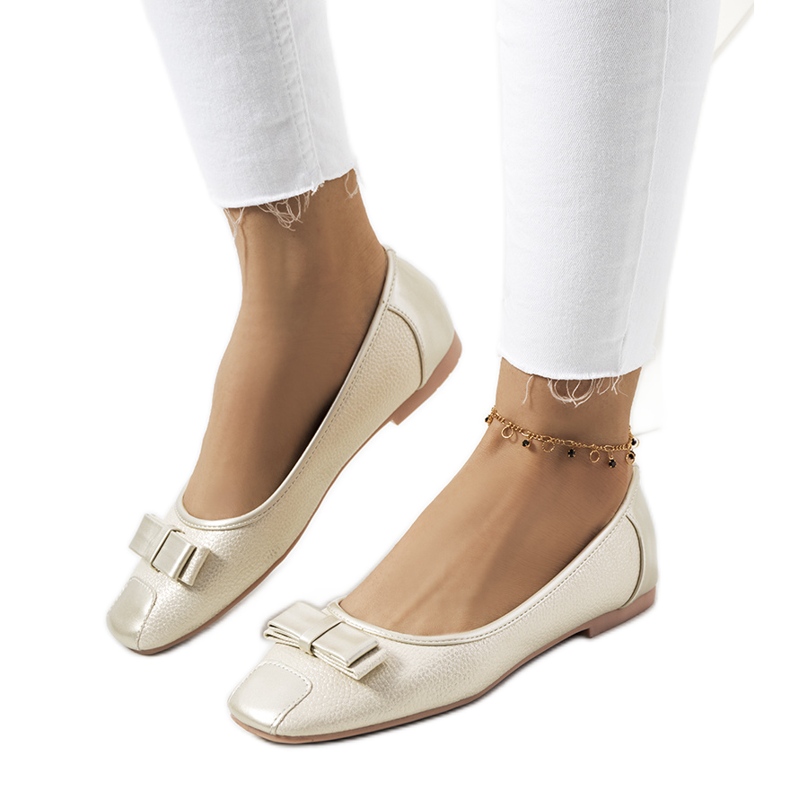 Rikkes goldschimmernde Ballerinas beige