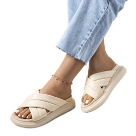 Beige Hausschuhe auf der Allport-Plattform