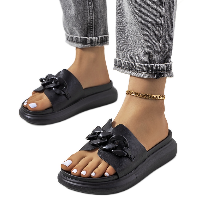 Schwarze Hausschuhe mit Levy-Kette