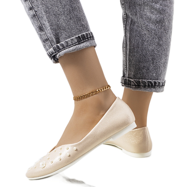 Silke ausgeschnittene goldene Ballerinas