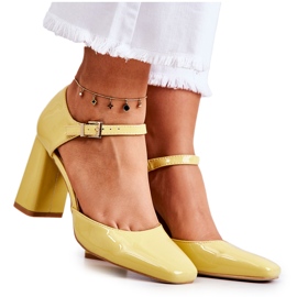 PG1 Modische Lackpumps Auf Einem Gelben Maoris-Bar