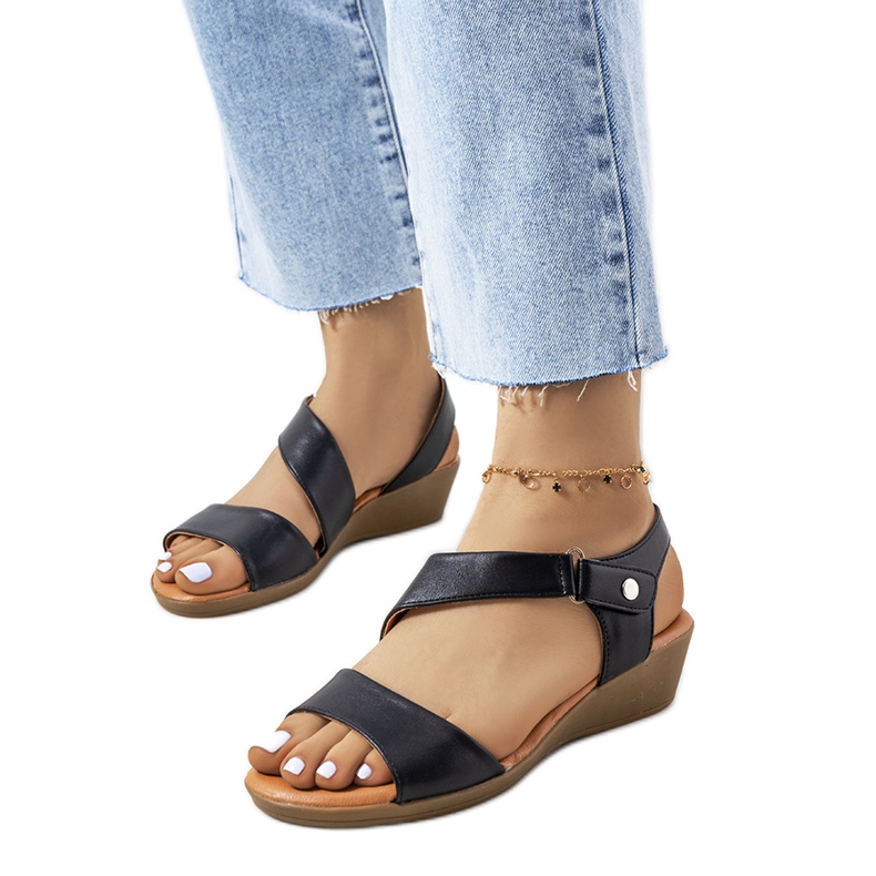 Schwarze Sandalen mit Keilabsatz von Souttar