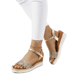 Goldene Sandalen mit dekorativem Kirk-Riemen