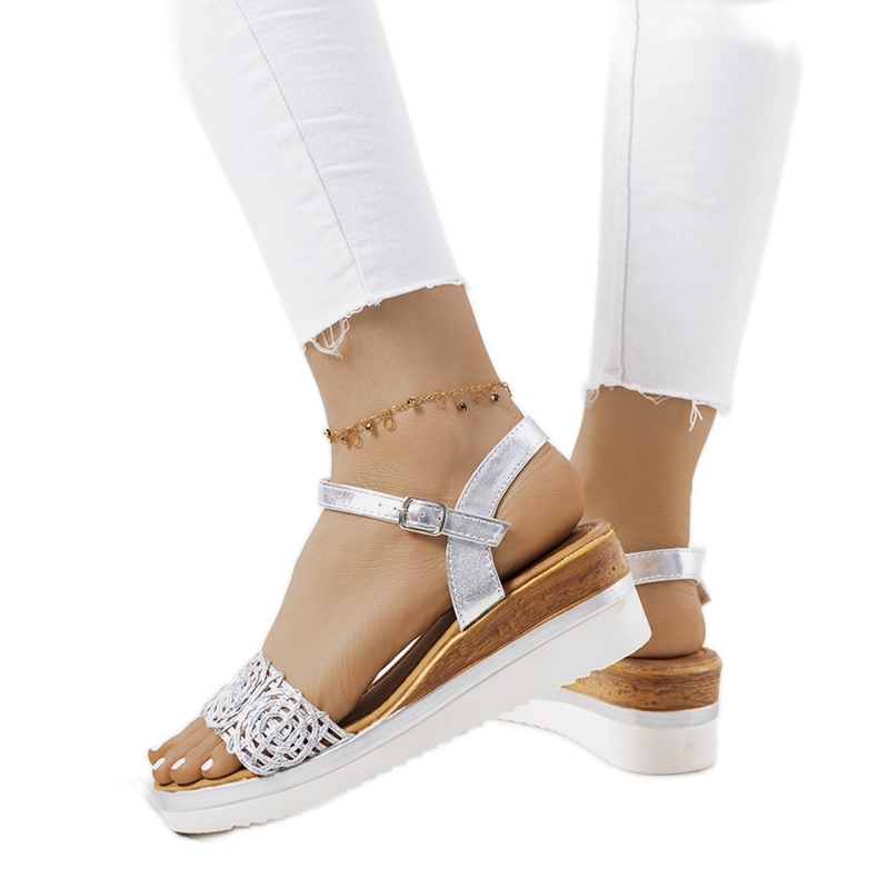 Silberne Sandalen mit dekorativem Kirk-Riemen silber-