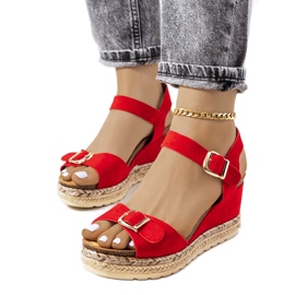 Rote Espadrilles auf dem Lilley Wedge