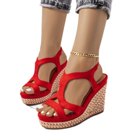 Rote Espadrilles auf Zedernkeil