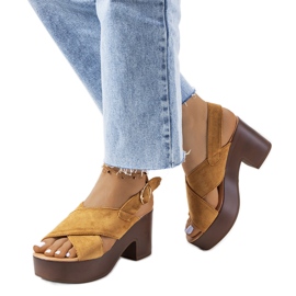 Braune Sandalen auf der Kapellenplattform