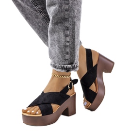 Schwarze Sandalen auf der Kapellenplattform