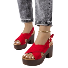 Rote Sandalen auf der Kapellenplattform