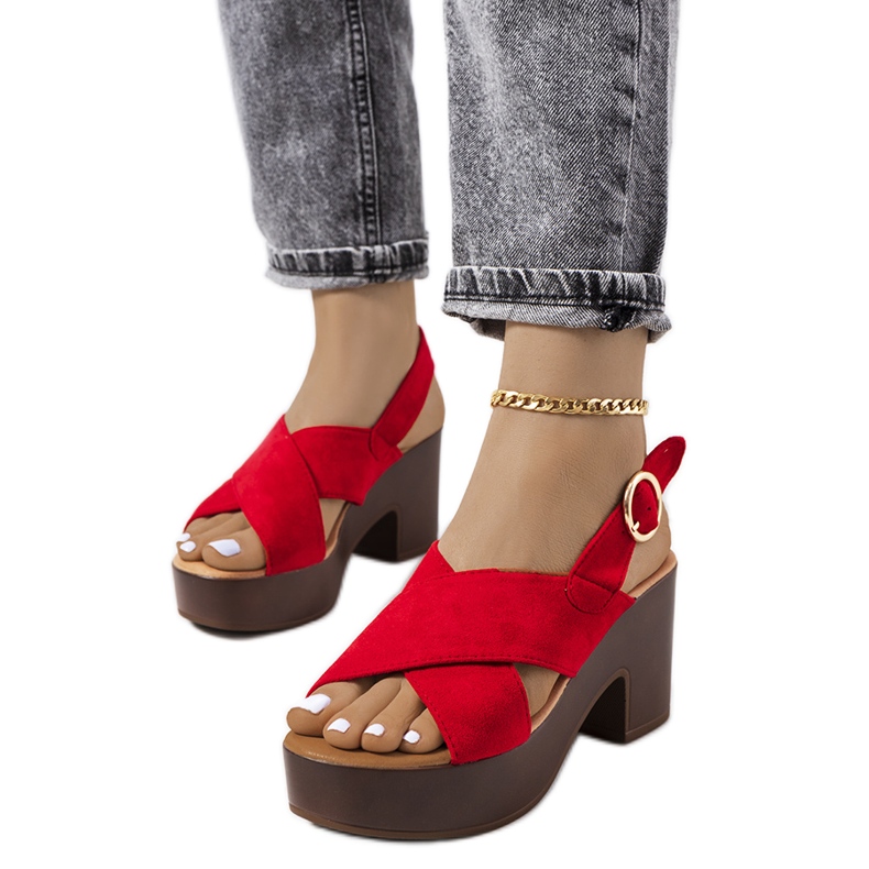 Rote Sandalen auf der Kapellenplattform