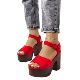 Rote Sandalen auf der Duncan-Plattform