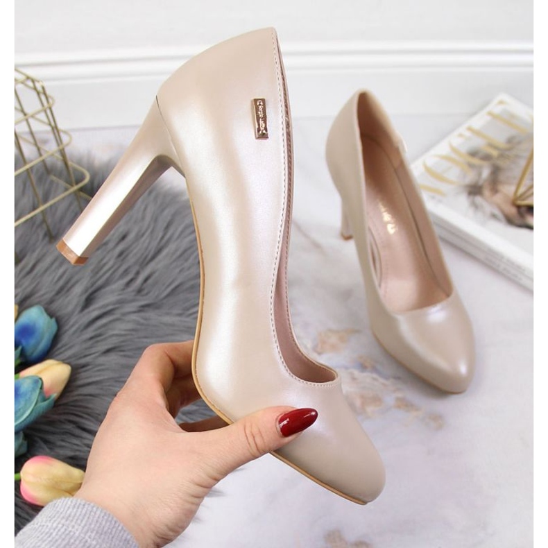 Pumps auf der Post Sergio Leone W SK3AC Pearl Nude