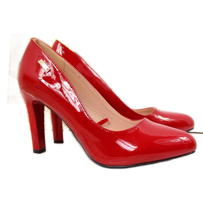 Rote Pumps lackiert auf dem Pfosten von Sergio Leone