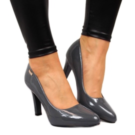 Pumps lackiert auf einem grauen Sergio Leone Pfosten