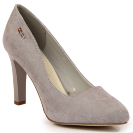 Pumps auf einer grauen Wildledersäule von Sergio Leone