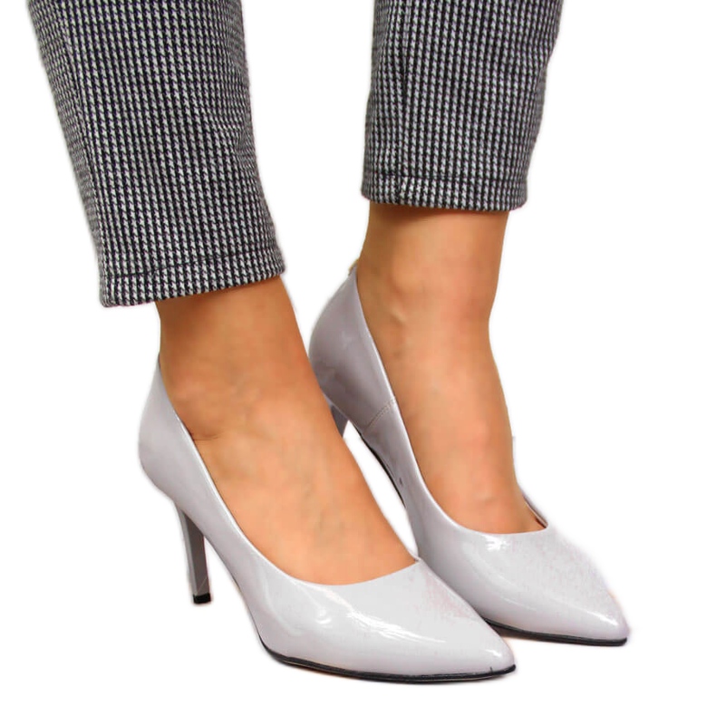 Pumps auf grau lackiertem Juma-Absatz