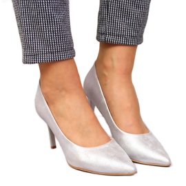 Silberglänzende Juma-Pins