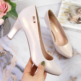 Pumps auf einem perlmuttfarbenen Sergio Leone-Pfosten beige