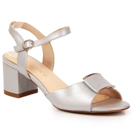 Silberne Sandalen am Pfosten von Sergio Leone beige