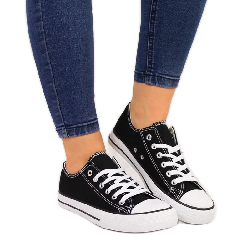 Niedrige Sneakers aus schwarzem Stoff von Atletico