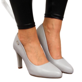 Pumps auf dem klassischen grauen Pfosten von Sergio Leone