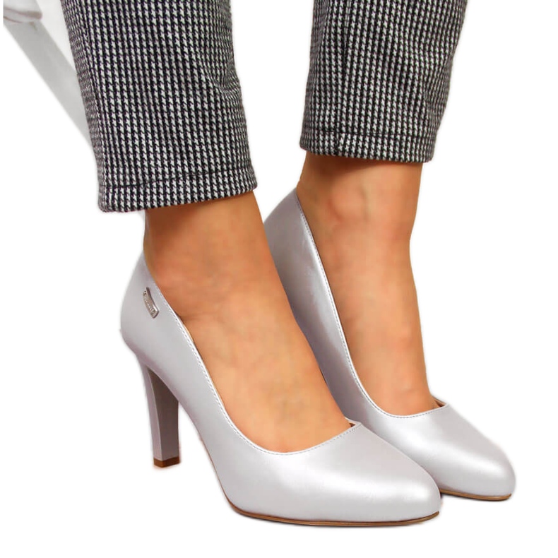 Pumps auf einem silbernen Perlmuttpfosten von Sergio Leone silber-