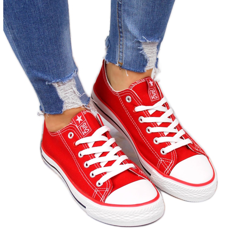 Niedrige Turnschuhe aus rotem Textil NEWS