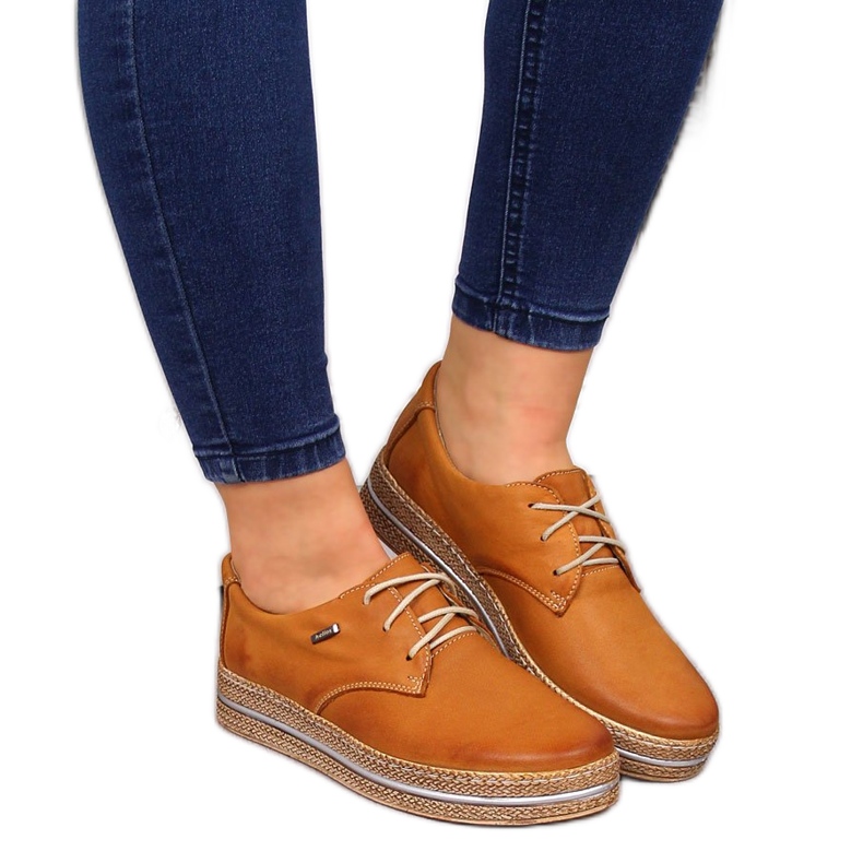 Leder Damenschuhe auf der Plattform hellbraun Helios 380