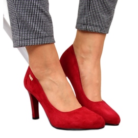 Pumps auf einer roten Wildledersäule von Sergio Leone