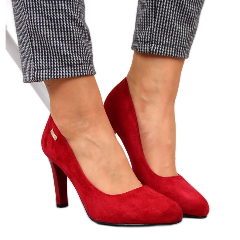 Pumps auf einer roten Wildledersäule von Sergio Leone