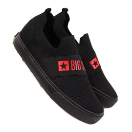 Schwarzer Big Star FF274221 Damen-Slip auf schwarzen Turnschuhen