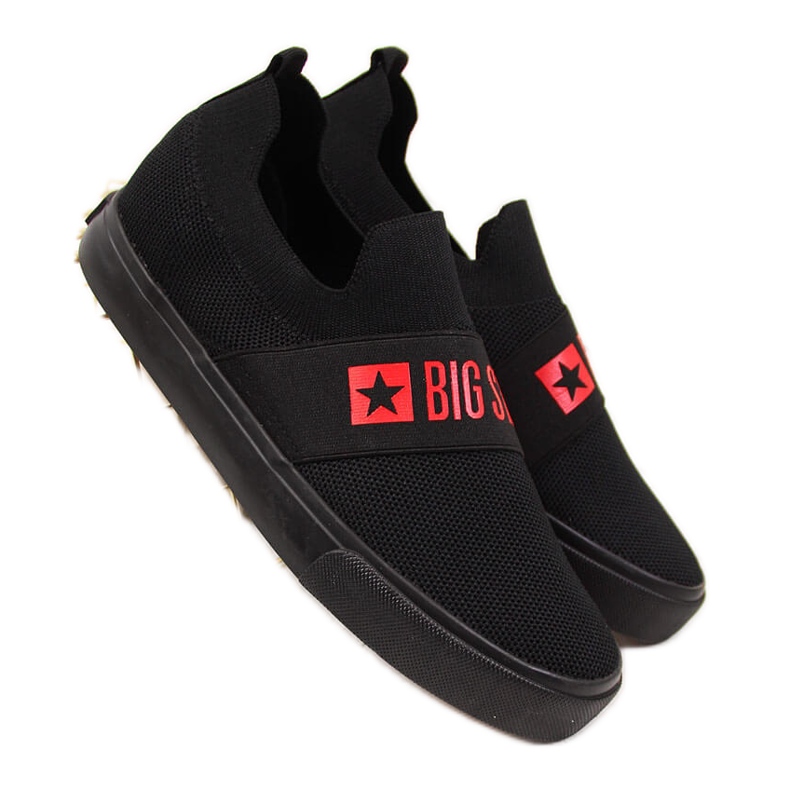 Schwarzer Big Star FF274221 Damen-Slip auf schwarzen Turnschuhen