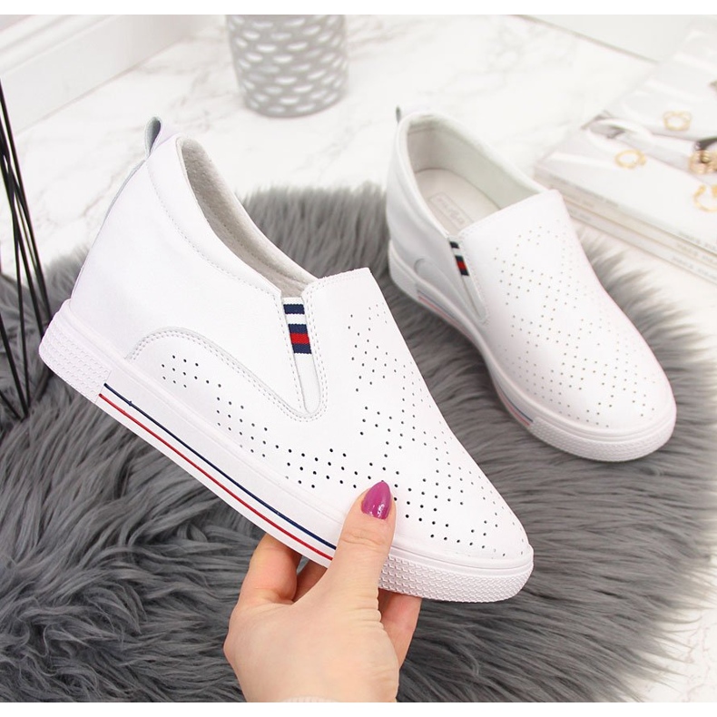 Damen-Lederturnschuhe auf einem weißen durchbrochenen Keil Filippo