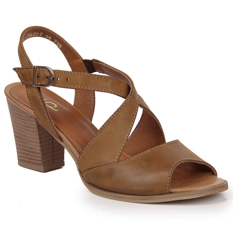 Damenledersandalen an einem braunen Dolce Pietro-Pfosten