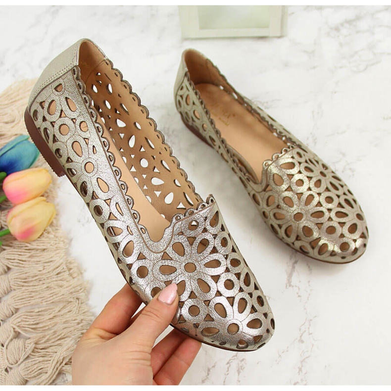 Damenschuhe aus goldfarbenem durchbrochenem Leder Juma