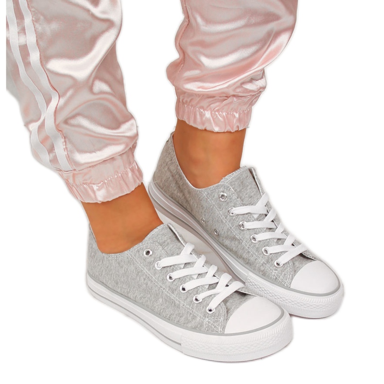 Niedrige Turnschuhe aus grauem Stoff von Atletico