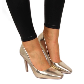 Pumps auf einem goldenen Seastar-Absatz