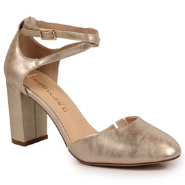 Damensandalen am goldenen Pfosten von Sergio Leone