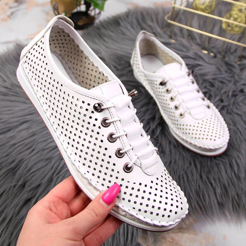 Weiße Artiker Damenschuhe aus durchbrochenem Leder