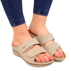 Bequeme beige Klett-Hausschuhe für Damen von eVento