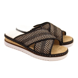 Schwarze Damenhausschuhe auf Keilabsatz Rieker 679A5 beige braun