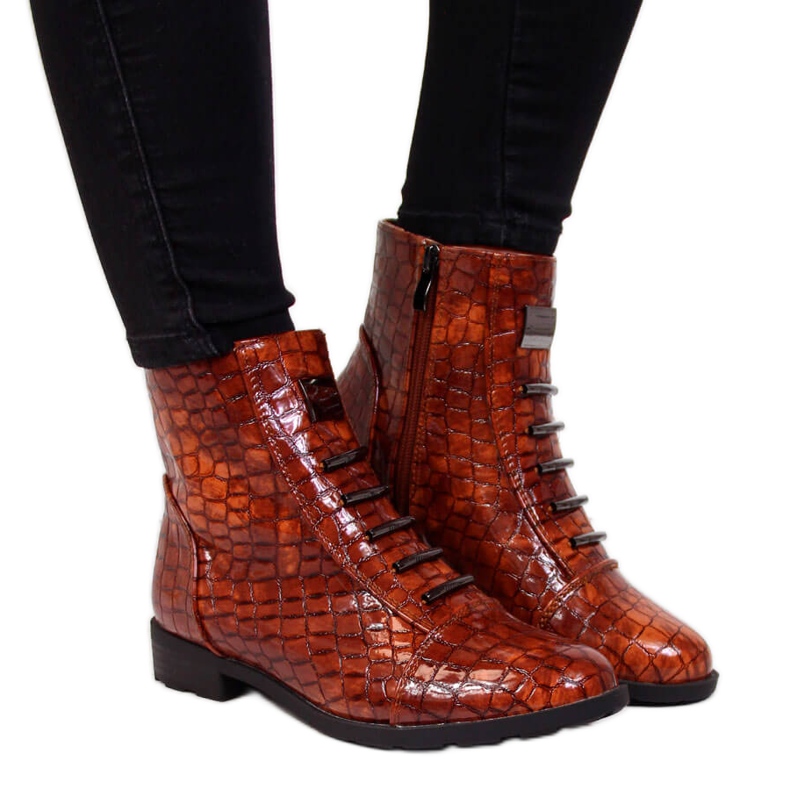 Braune Croco-Stiefel für Damen isoliert braun Filippo