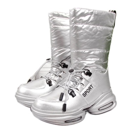 Kinderschneeschuhe auf der silbernen Plattform Tom.m