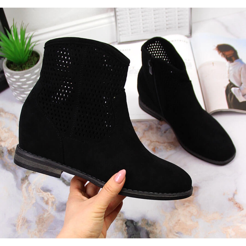 S.Barski Schwarze Damenstiefel mit durchbrochenem Keilabsatz von S. Barski