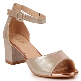 Goldene Damensandalen von Vinceza auf der Post