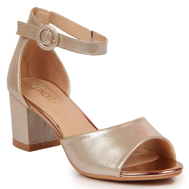 Goldene Damensandalen von Vinceza auf der Post