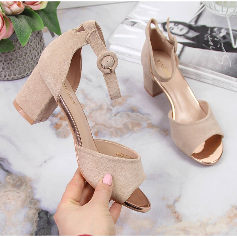 Damensandalen auf einem beigen Vinceza-Pfosten