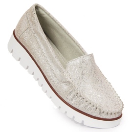 Lederslipper auf einem silbernen Filippo-Plateau