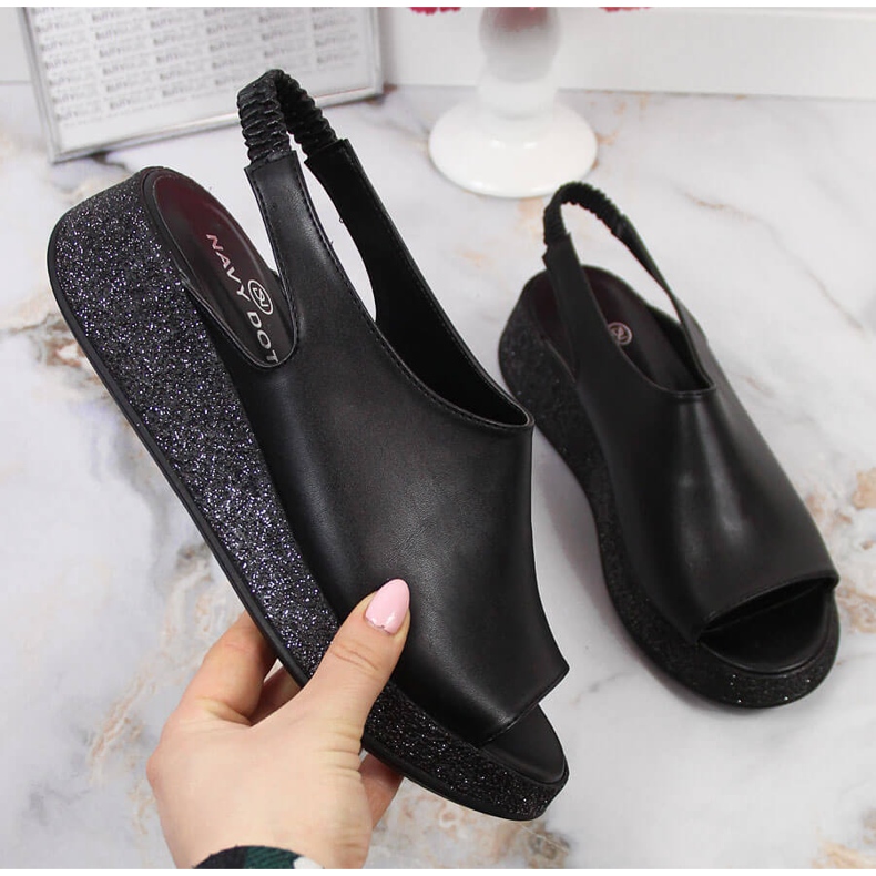 Schwarze Damensandalen auf der Navy Dot-Plattform