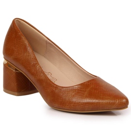 Pumps an einem dekorativen braunen Pfosten von Jezzi